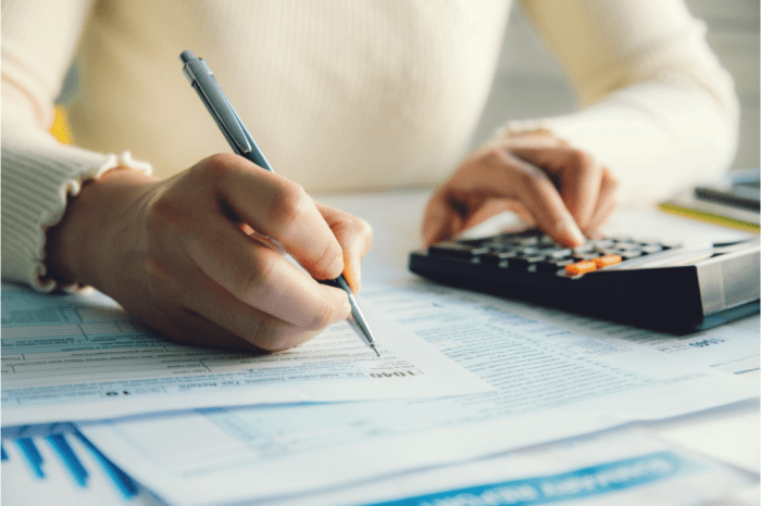 a women completing her seafarers tax