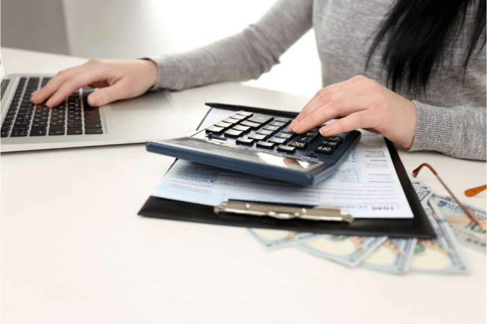 a women doing her seafarers' tax deduction